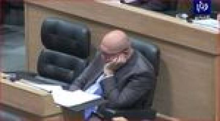 الوزير هلسة و قد غلبه النعاس في مناقشات الأعيان للموازنة