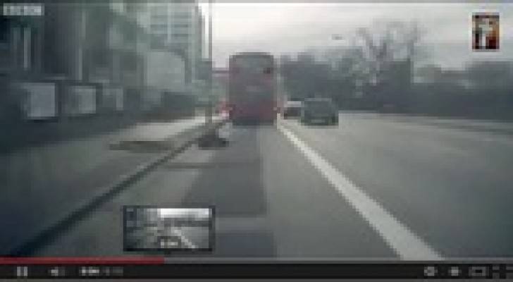 فيديو يظهر القاء رجل من حافلة في لندن