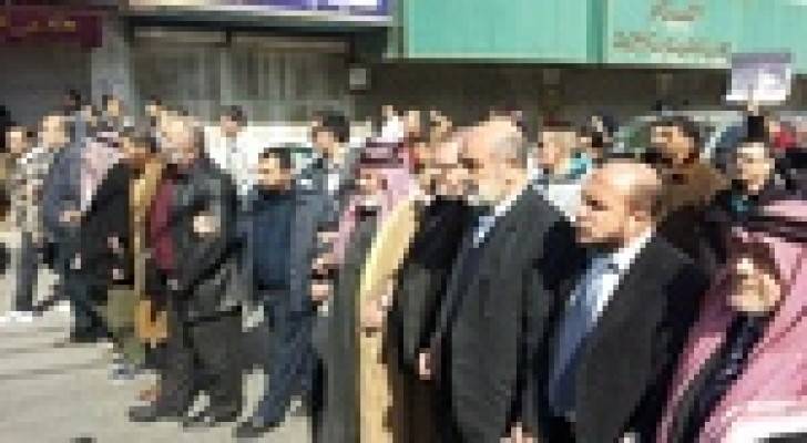 اربد: المطالبة برحيل الحكومة وتشكيل حكومة انقاذ وطني... صور