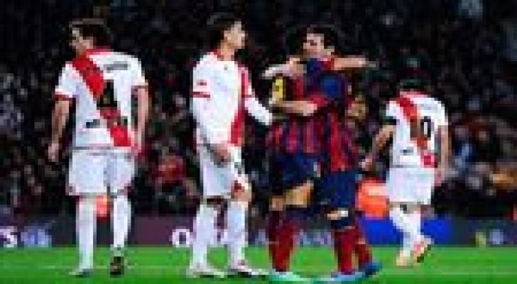 برشلونة يقسو على رايو فاليكانو ويتقاسم الصدارة مع اتلتيكو مدريد .