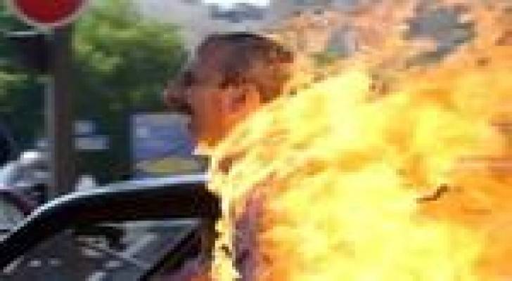 رجل يحرق نفسه أمام وزارة النفط الإيرانية