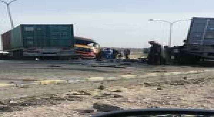 اصابة اثر"تصادم شاحنتين" على الطريق الصحراوي..صور