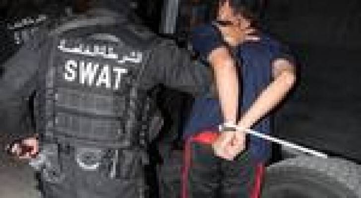 القاء القبض على مطلوب بعد مطاردة مسلحة في عمان