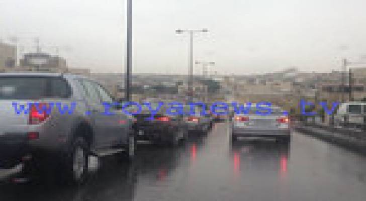 الأمطار والسيول تسبب أزمة سير خانقة في عمان .. صور