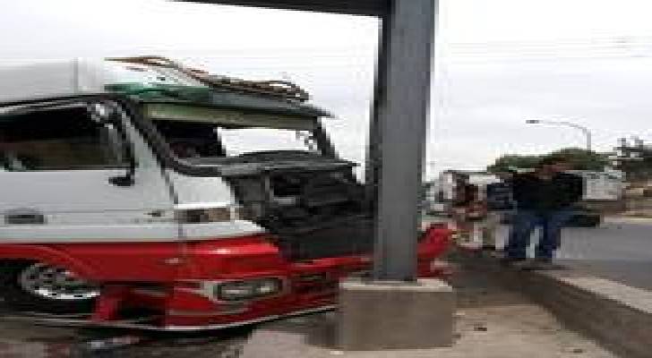 إمراة تتسبب بحادث سير قرب سجن الجويدة ..صور