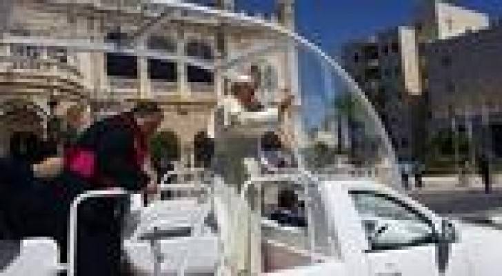 شخصيات مسيحية فلسطينية تسلم البابا رسالة " معاناة " الفلسطينيين
