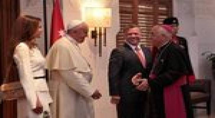 الملك يشكر التشريفات الملكية والحرس الملكي ومجموعة الأمن الخاص على جهودهم خلال زيارة البابا