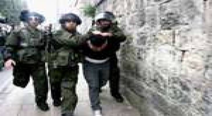 الاحتلال يعتقل سيدة و11 مواطنا من أبو ديس والعيزرية ..صور