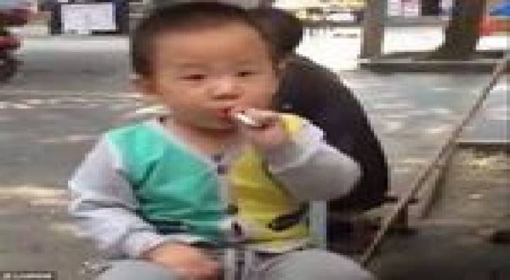 فيديو يهز الصين.. طفل يدخن سيجارة والناس يضحكون