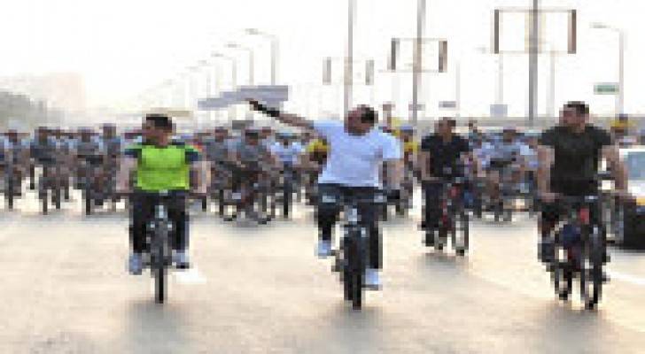 الرئيس المصري عبدالفتاح السيسي يقود دراجة هوائية  وسط القاهرة ..صور