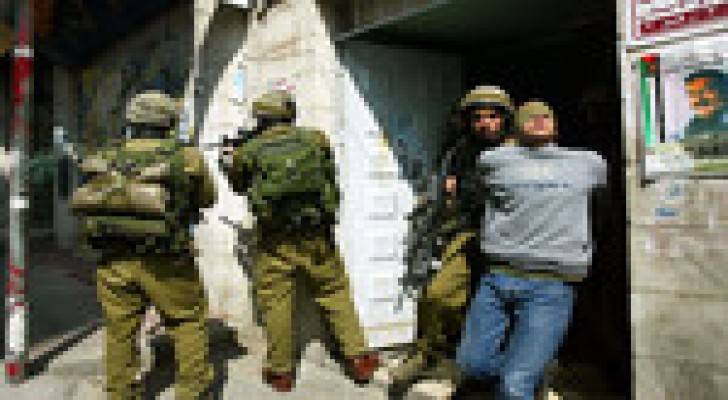 الاحتلال يعتقل " 70 " من قيادات وكوادر حماس بالضفة