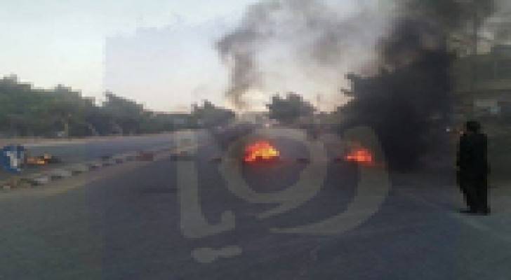 اغلاق طرق في الكرك احتجاجا على انقطاع المياه .. صور