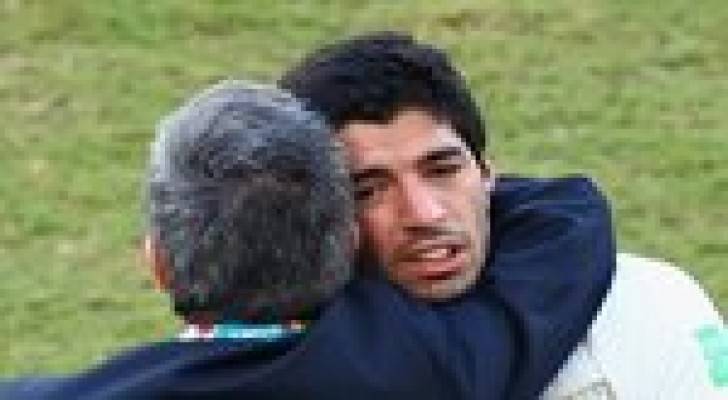 سواريز يقر ويعتذر عن "عضه" اللاعب الإيطالي كيليني