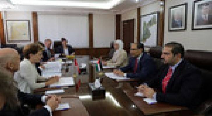 وزير التخطيط يستقبل رئيس الدائرة الفدرالية السويسرية