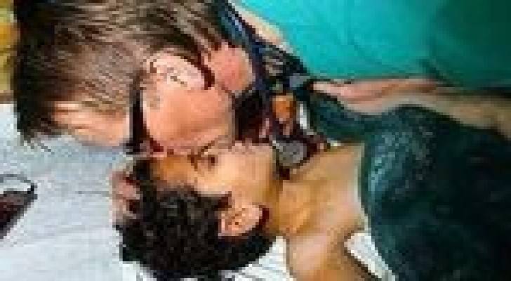 الطبيب النرويجي " جيلبرت " يقبل رأس طفل شهيد في غزة .. صورة