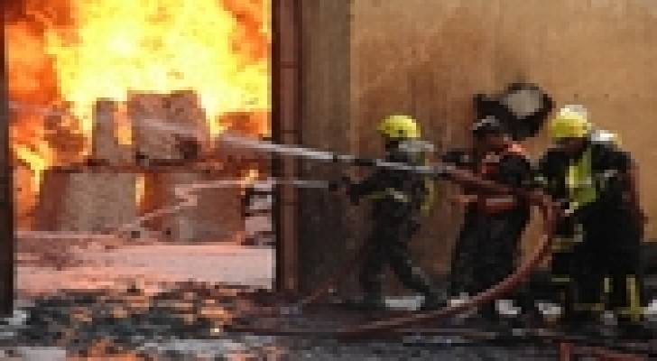 الخالدية: اخماد حريق في مستودع للمواد البلاستيكية