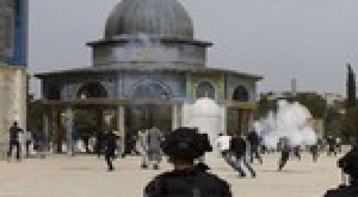 مواجهات في ساحات المسجد الأقصى بين شرطة الاحتلال ومصلين فلسطينيين