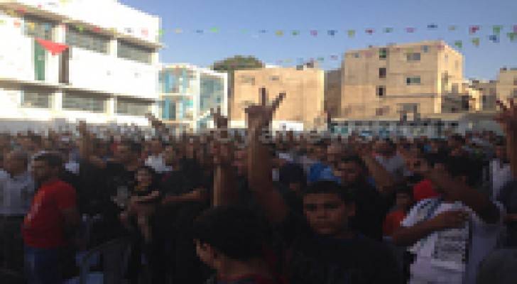 بالصور : المئات يهتفون للمقاومة في مخيم النصر