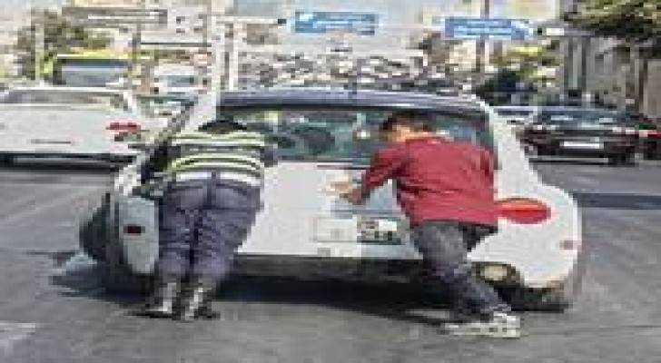 مواطنون يساعدون شرطي في حل أزمة سير بالدوار السابع .. صور