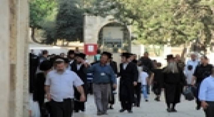 مستوطنون ومجندات يقتحمون الأقصى ومنع دخول النساء