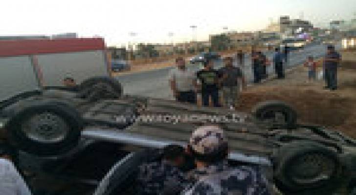 3 اصابات اثر اصطدام 3 مركبات على  اوتستراد الزرقاء.. صور