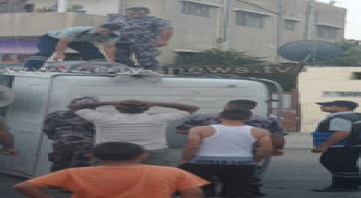 بالصور : اصابة مواطن اثر تدهور شاحنة نقل اسمنت جاهز