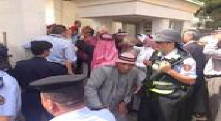بالصور : عمال الفوسفات يحاولون اقتحام مجلس النواب