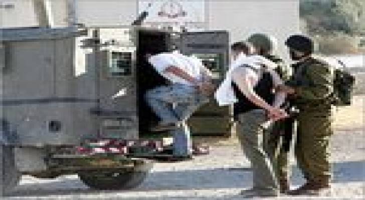 الجيش الإسرائيلي يعتقل 10 فلسطينيين في الضفة خلال ساعات الليل