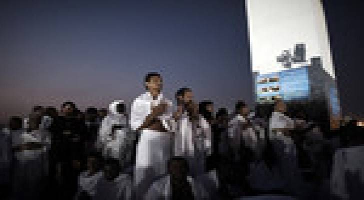 الحجاج يعودون إلى منى لرمي الجمرات