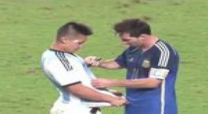 بالفيديو .. ميسي يلبي رغبة مشجع اقتحم ودية هونج كونج