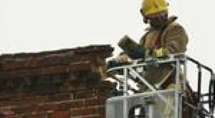 سيدة تعلق بمدخنة منزل أثناء اقتحامه