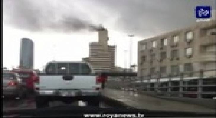 مصدر يوضح  الدخان المتصاعد من مجمع تجاري في عمان