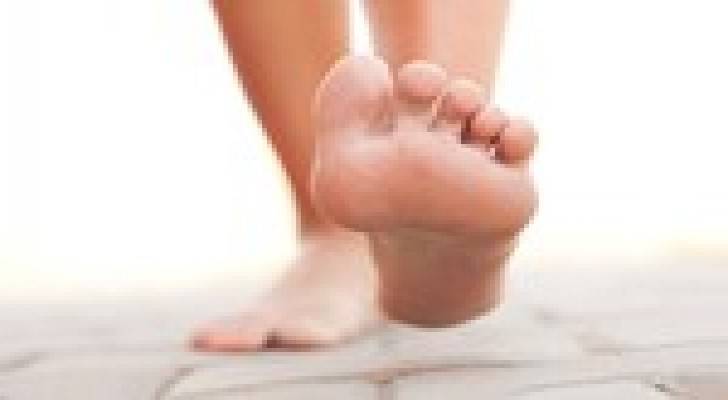 أخطار صحية يسببها المشي حافيا