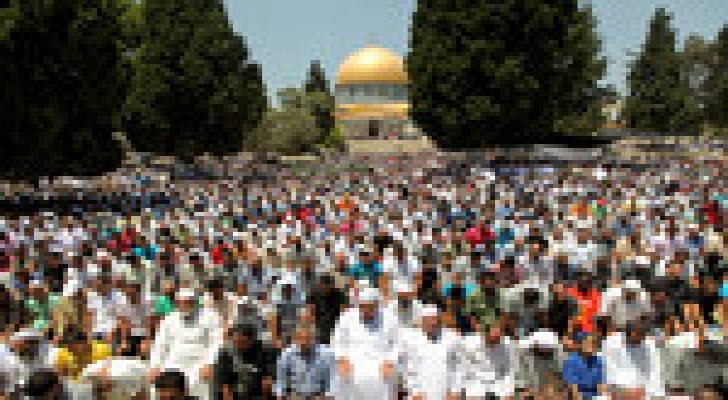الاحتلال يسمح للفلسطينيين بأداء صلاة الجمعة في الاقصى