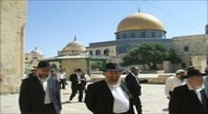 مجموعات من المستوطنين اليهود يقتحمون باحات المسجد الاقصى