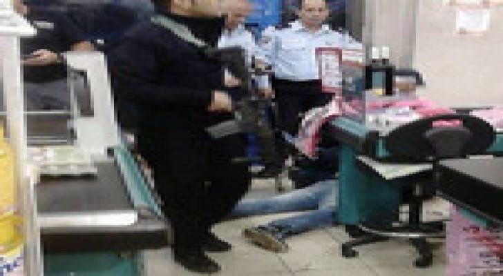 اطلاق نار على فلسطيني بحجة طعنه اسرائيليين