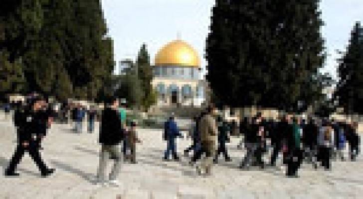 مستوطنون يهود يقتحمون باحات الاقصى