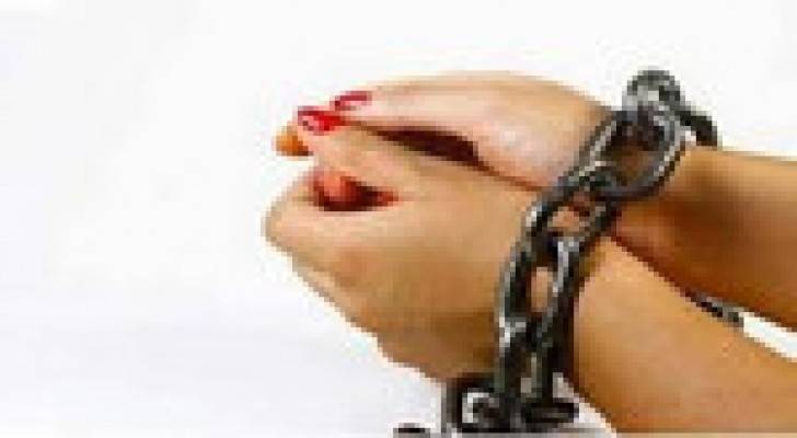 القبض على سيدة وشـريكها نشلت 20 الف دينار من مواطن
