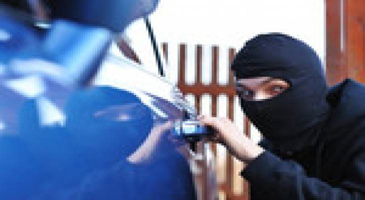 القبض على مرتكبي قضايا سرقات مركبات محملة بالبضائع في الرصيفة