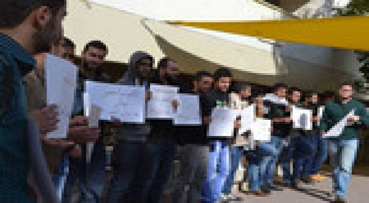 طلبة "الأردنية" يعتصمون احتجاجاً على صفقة الغاز