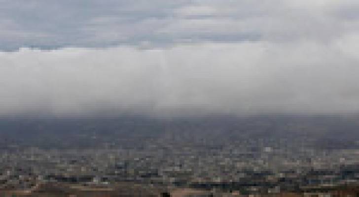 أجواء باردة وفرصة لزخات محلية من المطر وتوقع تشكل الضباب ليلا