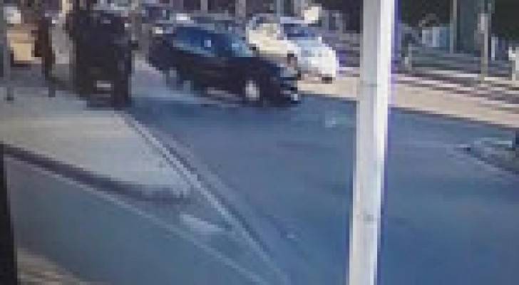 بالفيديو.. امرأة تنجو بأعجوبة من حادث سير قاتل