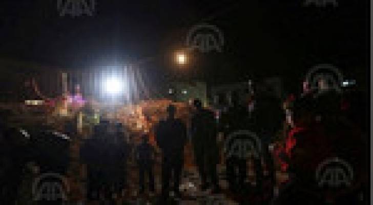 غزي يزين "ركام" منزله بأضواء "رأس السنة" للفت أنظار العالم لمعاناة مشردي الحرب