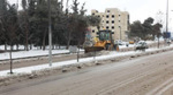 آليات الأمانة تباشر نثر الأملاح وازاحة تراكم الزخات الغزيرة من البرد والثلوج .. صور