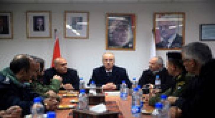 رئيس الوزراء الفلسطيني يتفقد غرفة الطوارئ المشتركة في نابلس