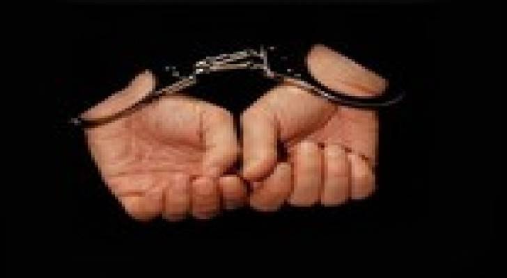 ضبط مخدرات وأسلحة في حملة أمنية بعمان والمفرق .. تفاصيل