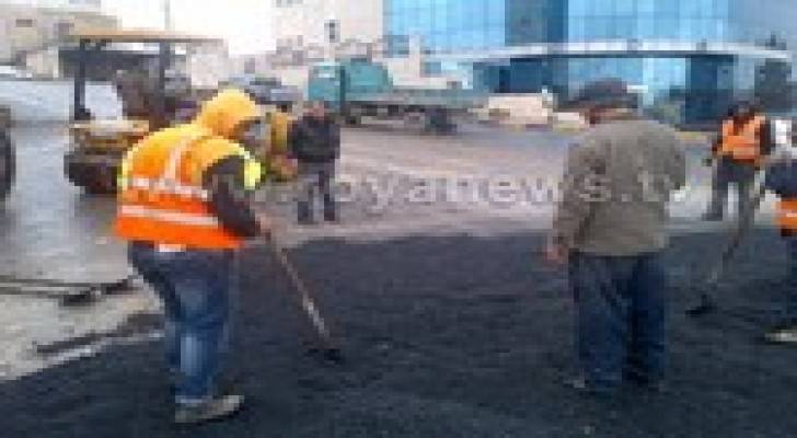 بدء اصلاح الشوارع المتضررة من العاصفة "هدى".. صور