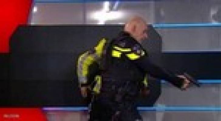 "مسلح" يقتحم استوديو ليتحدث على الهواء