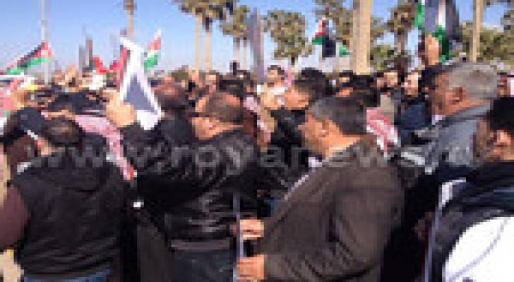 حشود شعبية على طريق المطار لاستقبال الملك..صور وفيديو