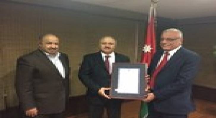 وزير المياه والري يستلم جائزة تميز الدولة